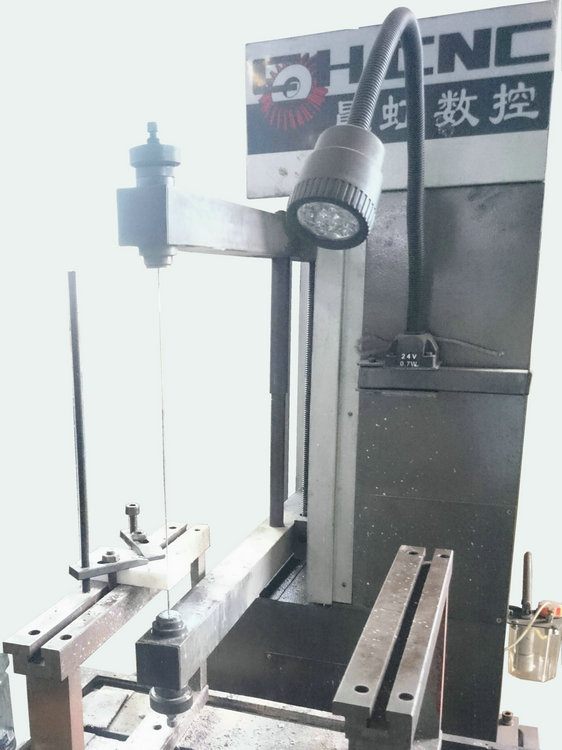 泰州晨虹弓架運(yùn)動(dòng)式金剛石線切割機(jī)切割燒結(jié)陶瓷
