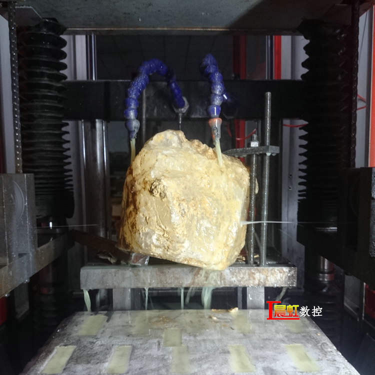 泰州晨虹CHSX5630-XW型數(shù)控金剛石線切割機(jī)切割冰洲石
