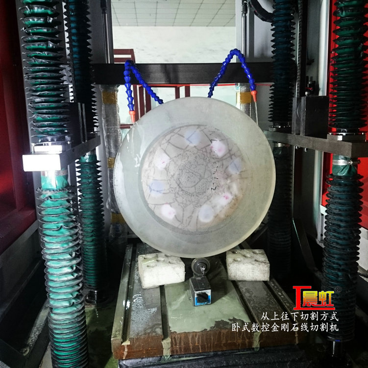 從上往下切割方式：金剛石線從工件上方往下切割

