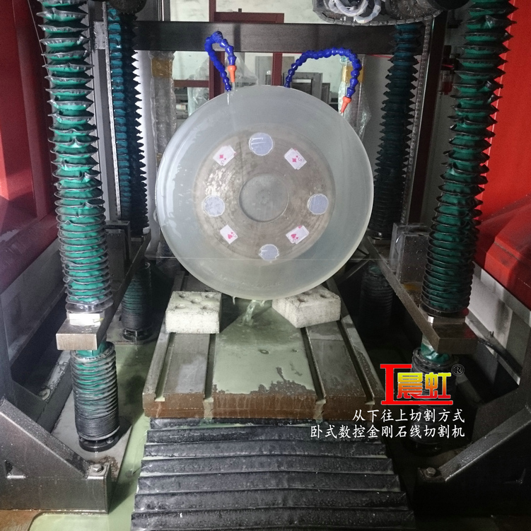 從下往上切割方式：金剛石線從工件下方往上切割

