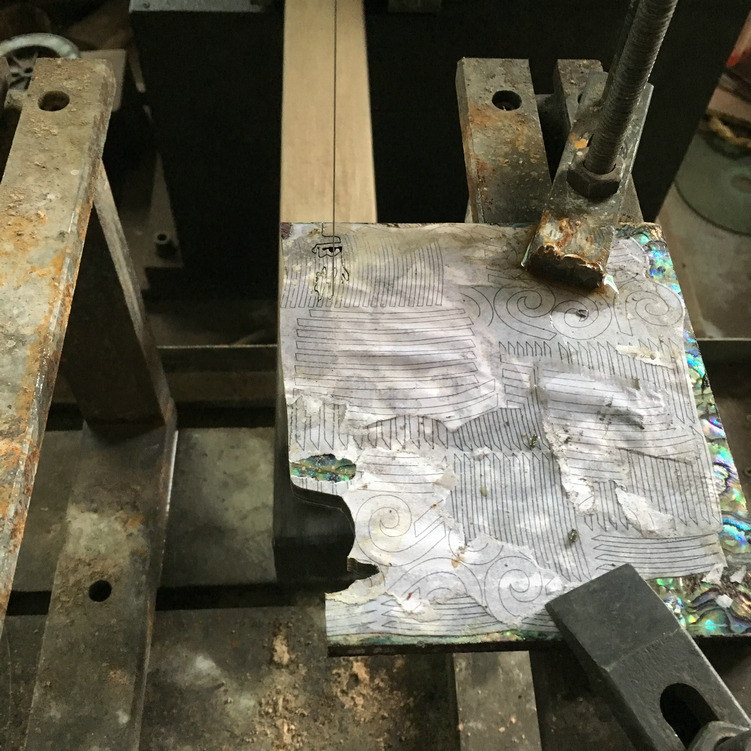 用金剛石線切割機(jī)在貝殼上切字

