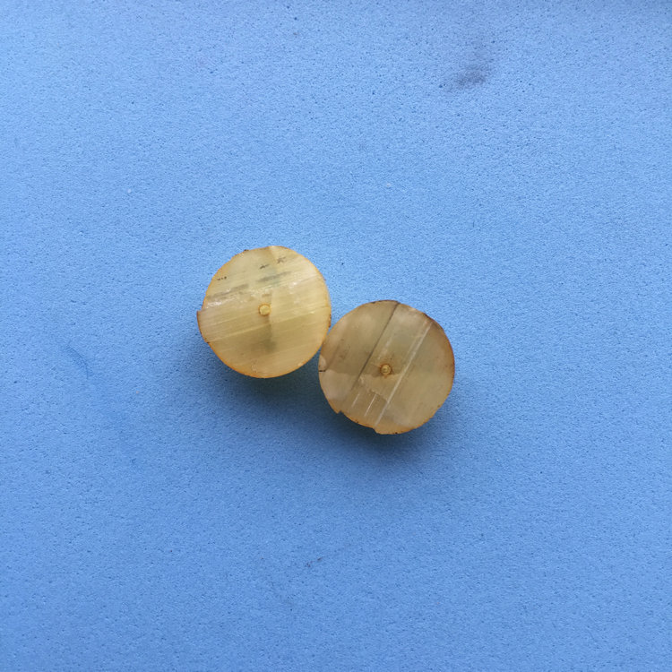 晨虹數(shù)控砂線切割機切割的蜜蠟珠子