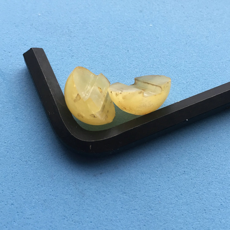 晨虹數(shù)控砂線切割機切割的蜜蠟珠子