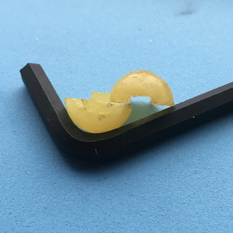 晨虹數(shù)控砂線切割機切割的蜜蠟珠子
