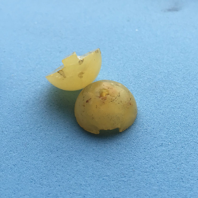 晨虹數(shù)控砂線切割機切割的蜜蠟珠子