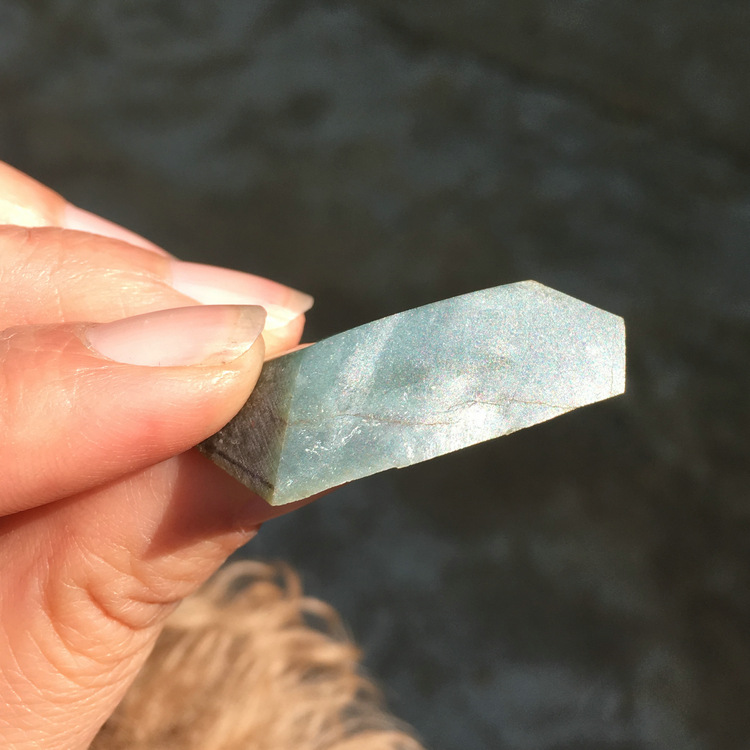 晨虹金剛石線切割機(jī)翡翠切割效果 陽(yáng)光下